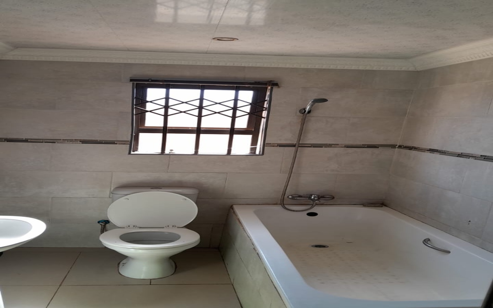 3 Bedrooms Bedrooms, ,2 BathroomsBathrooms,House,For Sale,1100