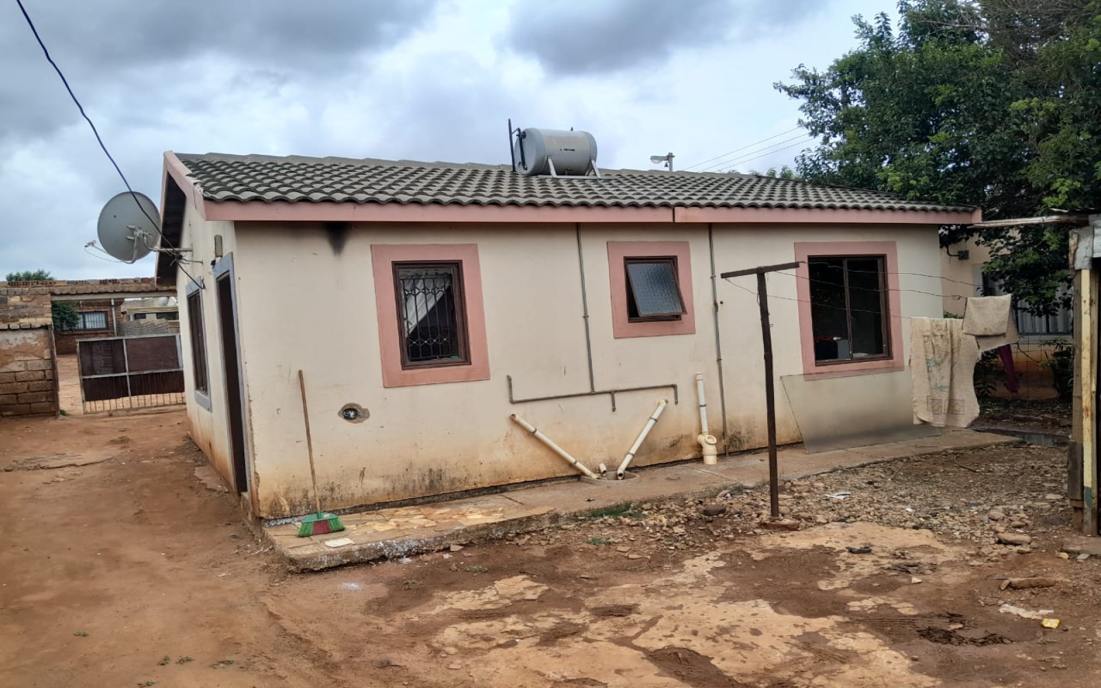 2 Bedrooms Bedrooms, ,1 BathroomBathrooms,House,For Sale,1101