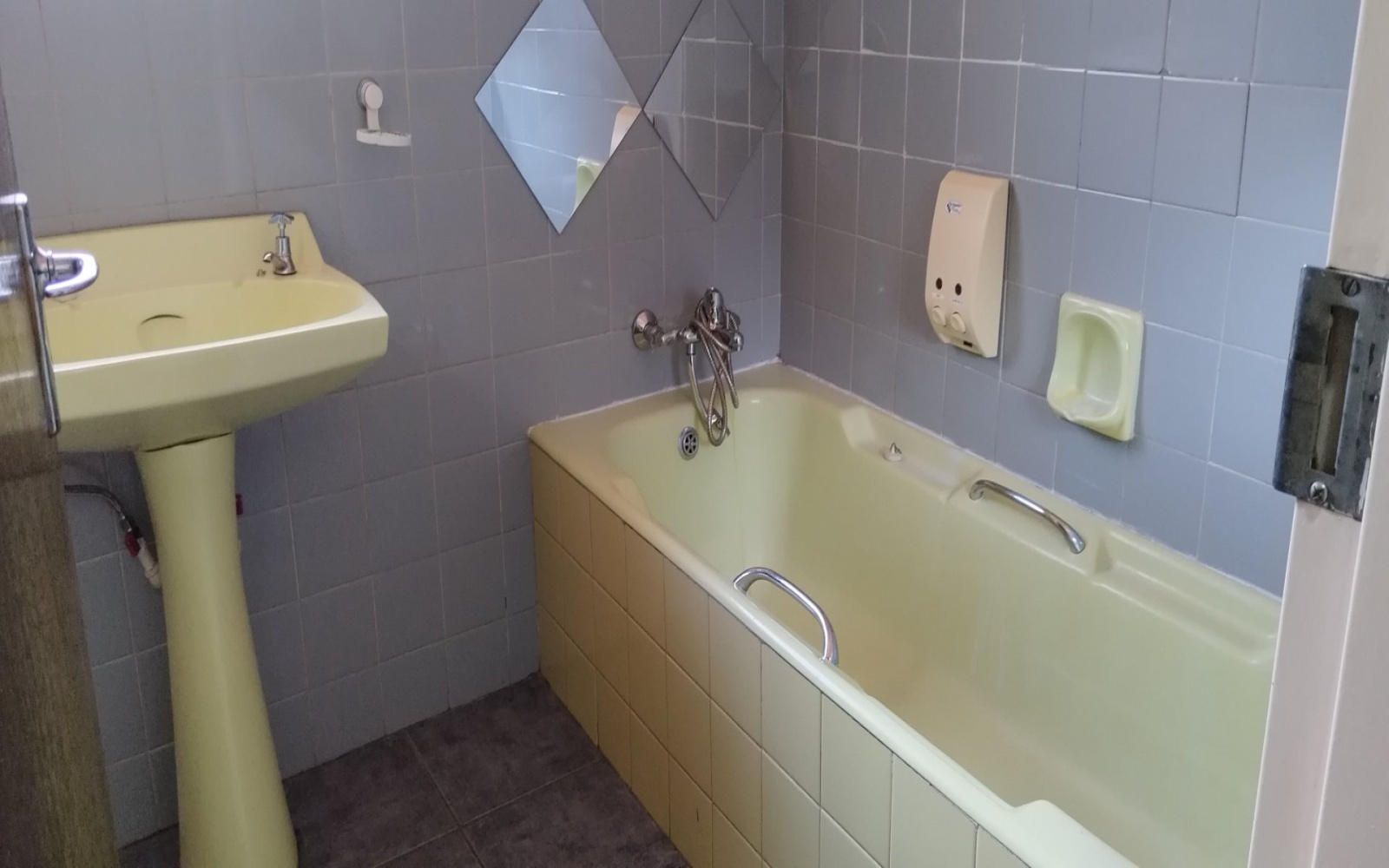 4 Bedrooms Bedrooms, ,2 BathroomsBathrooms,House,For Sale,1105 4 Bedrooms Bedrooms, ,2 BathroomsBathrooms,House,For Sale,1105
