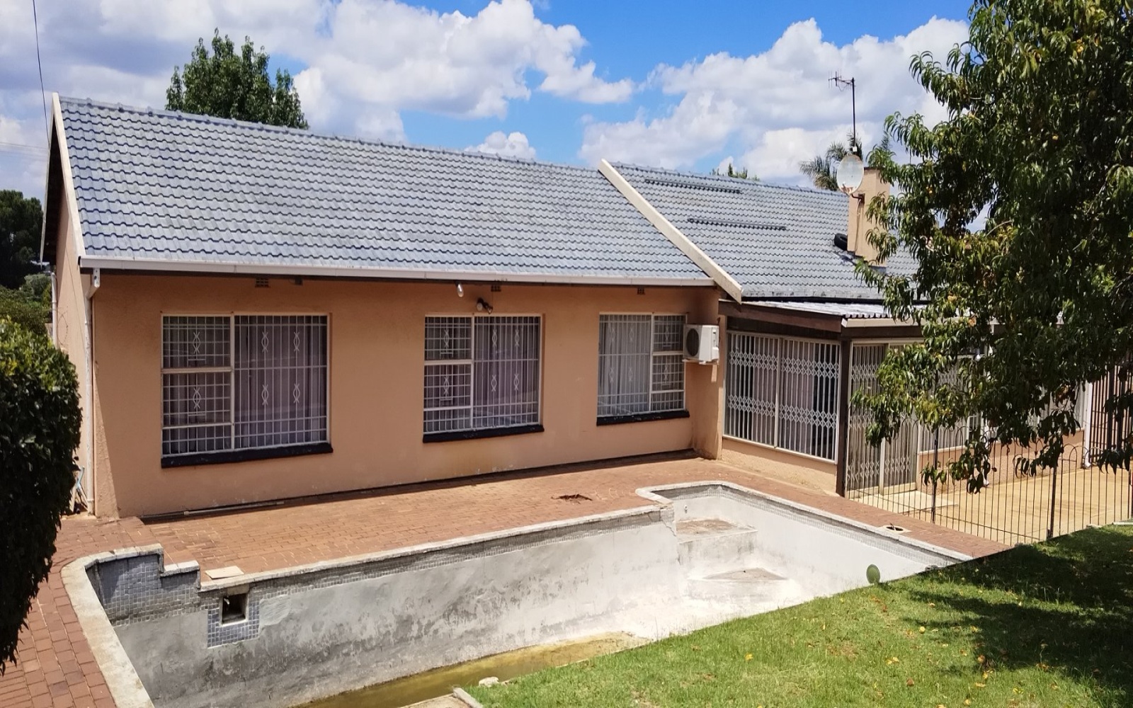 4 Bedrooms Bedrooms, ,2 BathroomsBathrooms,House,For Sale,1105 4 Bedrooms Bedrooms, ,2 BathroomsBathrooms,House,For Sale,1105