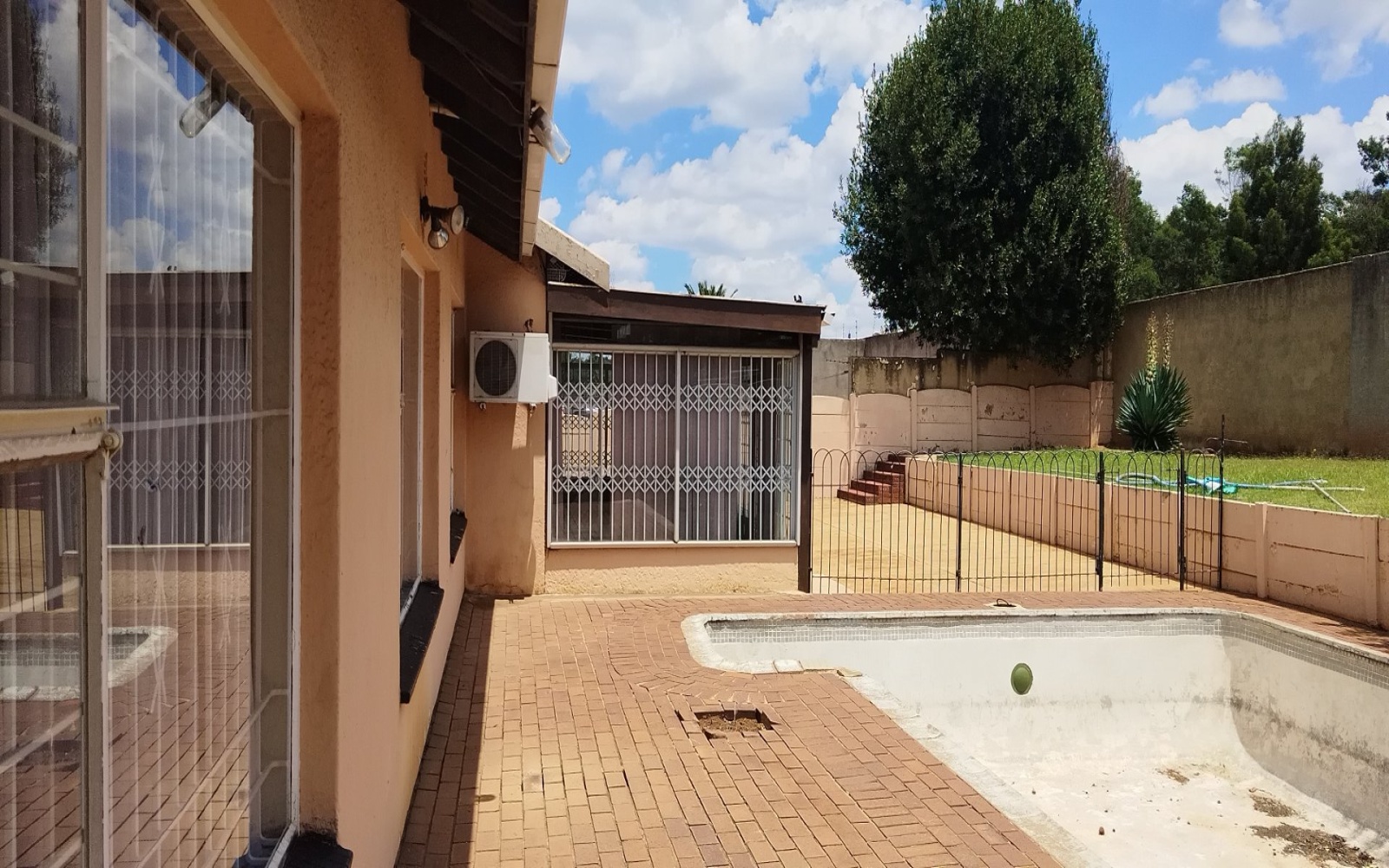 4 Bedrooms Bedrooms, ,2 BathroomsBathrooms,House,For Sale,1105 4 Bedrooms Bedrooms, ,2 BathroomsBathrooms,House,For Sale,1105