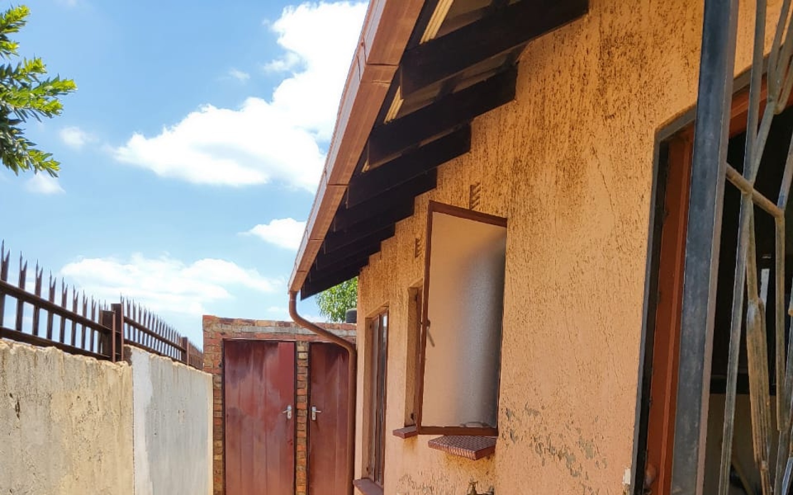 2 Bedrooms Bedrooms, ,1 BathroomBathrooms,House,For Sale,1084